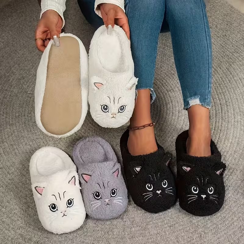 Cozy Unisex Plush Slippers wit - Embroidery Cat ulasan dan harga